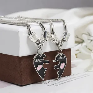 Détail des colliers Best Friends avec pendentif cœur en émail noir et chaîne serpent