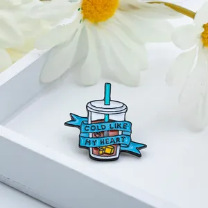 Detailansicht der Emaille-Brosche mit Eiskaffee-Design und Cold Like My Heart Schriftzug