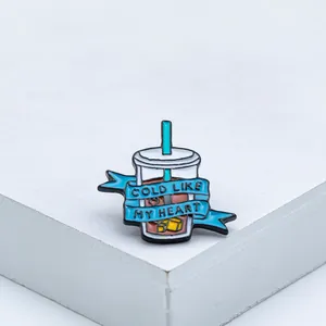Detail einer Emaille-Anstecknadel als Eiskaffee-Becher mit Cold Like My Heart Text