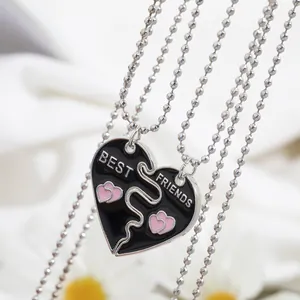 Vue détaillée du pendentif cœur séparable Best Friends en émail noir poli