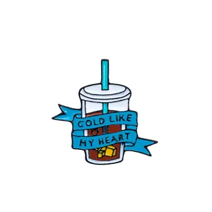 Emaille-Anstecknadel Eiskaffee mit Cold Like My Heart Text auf weißem Hintergrund
