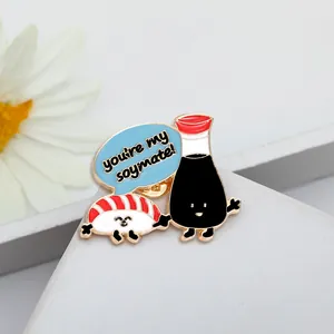 Dettaglio della spilla in smalto con sushi e bottiglia di soia in stile kawaii