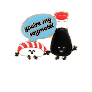 Spilla smaltata kawaii con sushi e salsa di soia e messaggio 'you're my soymate'