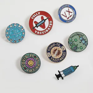 Set bunter Emaille-Pins mit Spritzen und Virus-Designs auf weißem Hintergrund
