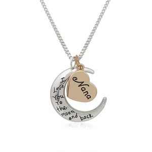Detailweergave van maan- en hartpendel met I Love You en Nana gravuredetails