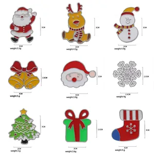 Set mit 9 bunten Weihnachts-Emaille-Pins mit Weihnachtsmann und Rentier auf weißem Grund