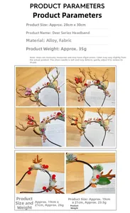 Detalle de la diadema de cuernos de reno navideña con agujas de pino y bayas rojas