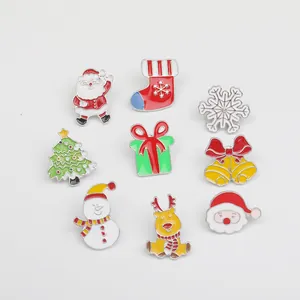 Detaillierte Sammlung von neun Weihnachts-Emaille-Pins mit Weihnachtsmann und Rentier