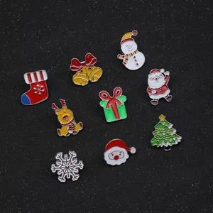 Makro-Detail verschiedener Weihnachts-Emaille-Anstecknadeln mit Rentier und Weihnachtsmann