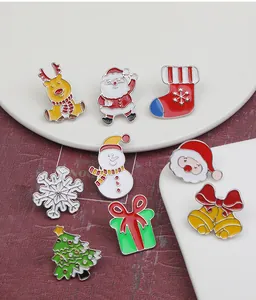 Detailset mit neun Weihnachts-Emaille-Pins mit Weihnachtsmann, Rentier und Schneeflocken