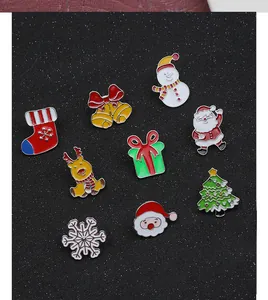 Detaillierte Nahaufnahme eines 9-teiligen Weihnachts-Emaille-Pin-Sets auf dunklem Grund