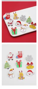 Detailansicht von neun Weihnachts-Emaille-Pins mit Weihnachtsmann-, Rentier- und Baummotiven