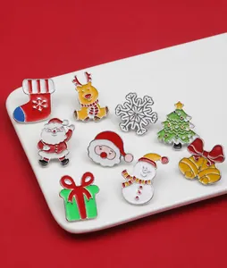 Detailansicht von neun verschiedenen Weihnachts-Emaille-Anstecknadeln mit Santa-Motiven