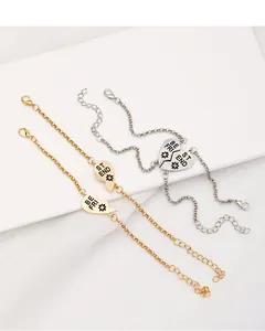 Nahaufnahme goldener und silberner Best Friend Herz-Anhänger Armbänder auf weißem Untergrund