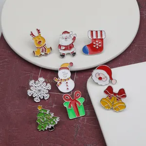 9-teiliges Weihnachts-Emaille-Pin-Set mit Weihnachtsmann und Rentier auf weißem Teller