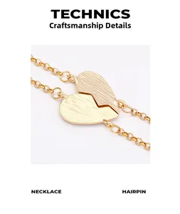 Detail der ineinandergreifenden herzförmigen Anhänger mit goldener gebürsteter Metalloberfläche