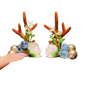 Schattige kerst rendiergewei haarclips met oranje flocking en decoratieve bloemen