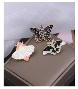 Vue macro détaillée d'un ensemble de broches émaillées avec motifs papillon et célestes