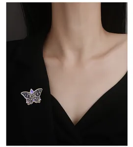 Détail d'un pin's papillon émaillé créatif avec lune et étoiles sur un revers de costume