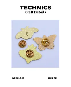 Détail du revers de badges papillon dorés montrant l'épingle et la texture métallique