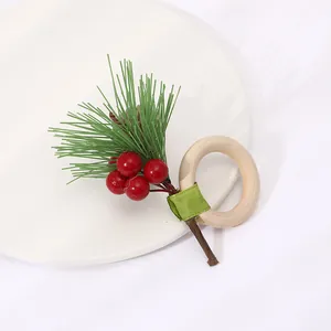 Servilletero navideño con piñas, bayas rojas y agujas de pino sobre aro de madera