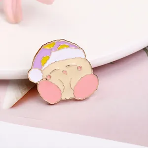 Niedliche schlafende Cartoon Emaille Anstecknadel auf weichem rosa Hintergrund