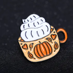 Macro d'un pin's latte citrouille en émail avec des bords métalliques polis sur fond sombre