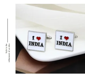 Dettaglio di gemelli quadrati in argento con design smaltato I love India e cuore