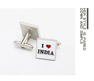Vista macro di gemelli quadrati in argento con design I Love India e chiusura a scatto a T