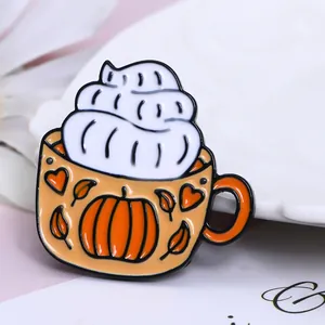 Broche émaillée mignonne de tasse à café d'Halloween avec citrouille et feuilles