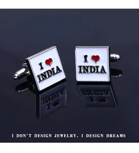 Macro di gemelli quadrati in argento con smalto bianco e scritta I Love India dettagli