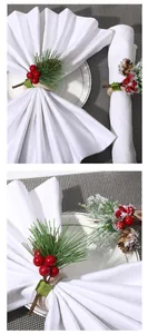 Detalle de servilletero con piña y bayas rojas para decoración de mesa navideña