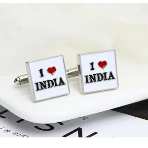 Dettaglio di gemelli quadrati in argento con smalto bianco e scritta I Love India