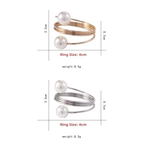 Dettaglio portatovaglioli a spirale con perle oro e argento con diametro di 4 cm