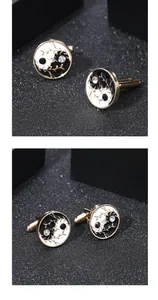 Vue macro des boutons de manchette Tai Chi en or avec émail et accents de cristal