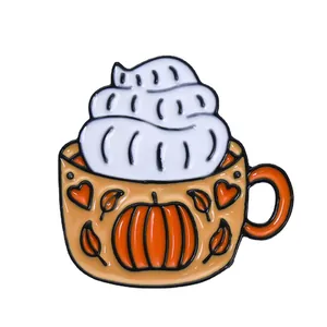 Mignonne broche émaillée mug citrouille d'Halloween avec feuilles et cœur décoratif