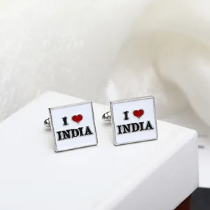 Gemelli quadrati in smalto bianco con motivo I Love India su sfondo di seta bianca