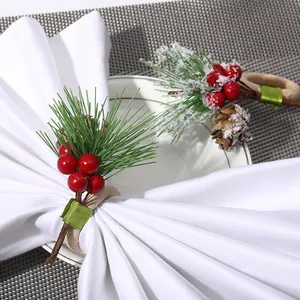 Servilleteros navideños con piñas y bayas rojas para decoración de mesa festiva