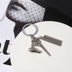Portachiavi da parrucchiere argento con ciondoli asciugacapelli, forbici e pettine
