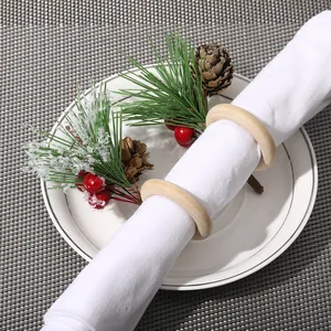 Servilleteros de madera minimalistas para elegante decoración de mesa de Navidad