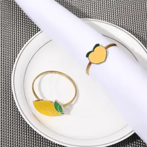 Detalle de servilleteros de limón y melocotón con acabado esmaltado en un plato