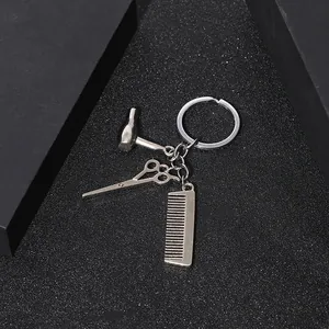 Portachiavi da parrucchiere argento con ciondoli asciugacapelli, forbici e pettine