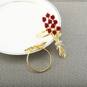 Detail der roten Rosen-Serviettenring mit Goldfinish und Strassschleife auf einem Teller