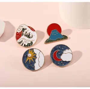 Detailansicht der Emaille-Anstecknadeln mit japanischen Wellen und Fuji-Motiven