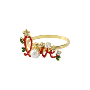 Eleganter goldener Serviettenring mit rotem Love-Schriftzug, Perle und Blumenkristallen
