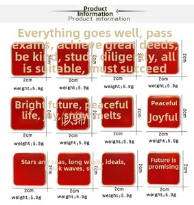 Set de 12 pines cuadrados de esmalte rojo con letras chinas doradas y dimensiones del producto