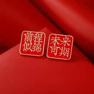Broches chinoises porte-bonheur rouges et dorées avec calligraphie de bénédiction