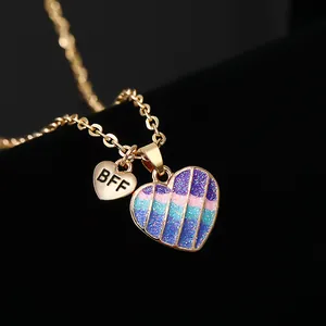 Collana BFF dorata per bambine con ciondolo a cuore glitterato colorato e charms