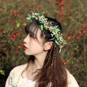 Détail d'une couronne de fleurs de mariée avec baies roses et blanches pour photos