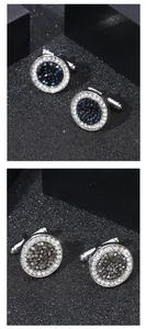Dettaglio macro di gemelli tondi in argento con cristalli blu e bordo in zirconi